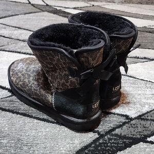 UGG MINI BAILEY BOW BLACK & GOLD GLITTER LEOPARD PRINT SHEEPSKIN BOOTS